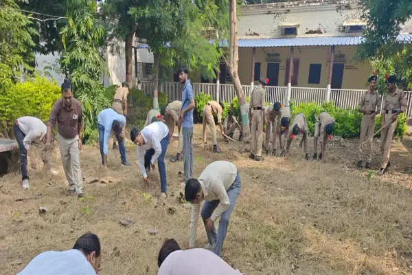 गांधी जयंती पर अंबेडकरनगर के कॉलेज में जुटे छात्र, परिसर से सड़कों तक चला सफाई अभियान